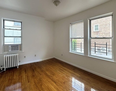 West 260th Street - Photo Thumbnail 4