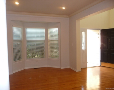 220 Roosevelt Drive - Photo Thumbnail 4