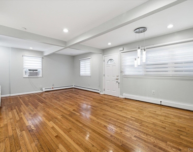 2683 Hewlett Lane - Photo Thumbnail 4