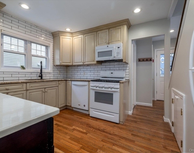 2683 Hewlett Lane - Photo Thumbnail 5