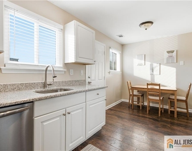 609 N Oaks Boulevard - Photo Thumbnail 6