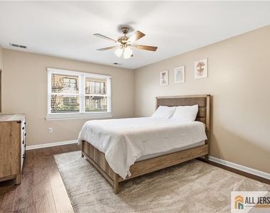 609 N Oaks Boulevard - Photo Thumbnail 9