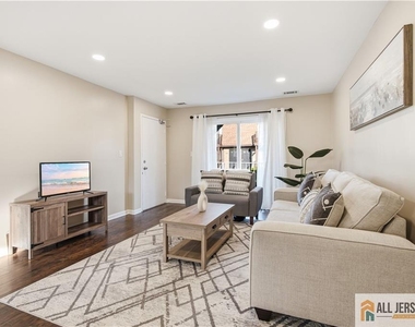 609 N Oaks Boulevard - Photo Thumbnail 2