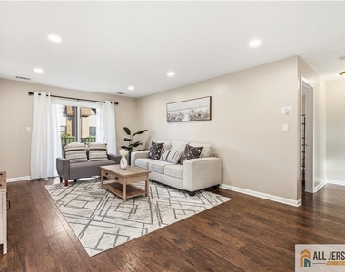 609 N Oaks Boulevard - Photo Thumbnail 1