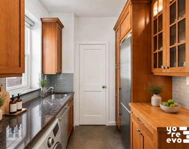 211 W 10th Street - Photo Thumbnail 3