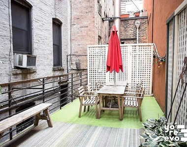 211 W 10th Street - Photo Thumbnail 7