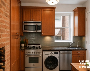 211 W 10th Street - Photo Thumbnail 2