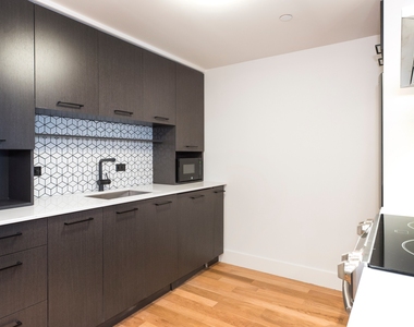 101 E 10th Street - Photo Thumbnail 3