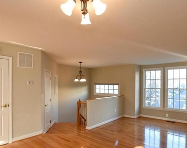 111 Maximillian Court Sw - Photo Thumbnail 4