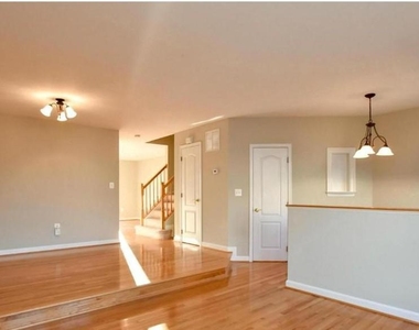 111 Maximillian Court Sw - Photo Thumbnail 5