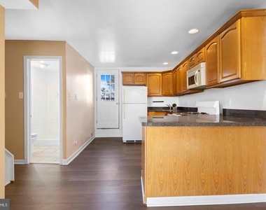 400 Green Lane - Photo Thumbnail 4