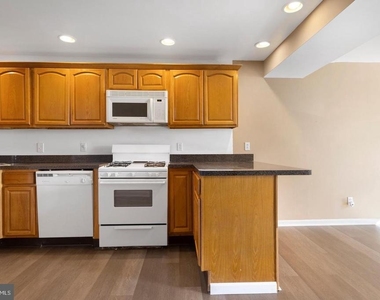 400 Green Lane - Photo Thumbnail 6