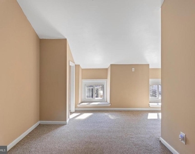 400 Green Lane - Photo Thumbnail 13