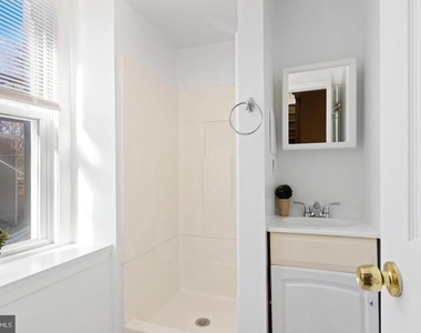 400 Green Lane - Photo Thumbnail 14