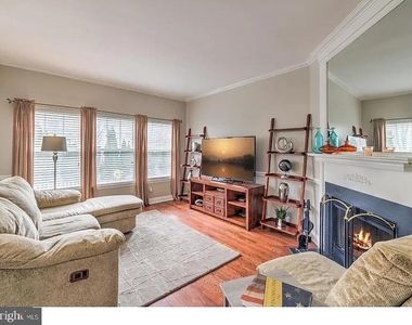 216 E Waverly Court - Photo Thumbnail 9