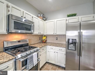 216 E Waverly Court - Photo Thumbnail 4
