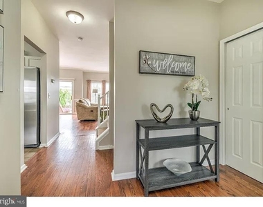 216 E Waverly Court - Photo Thumbnail 2