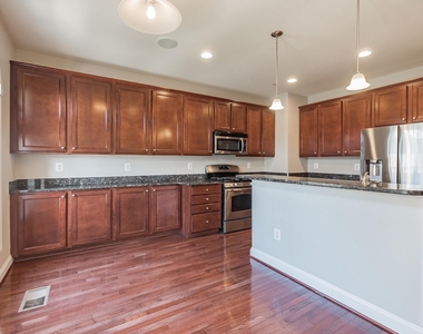 513 Girard Street - Photo Thumbnail 3