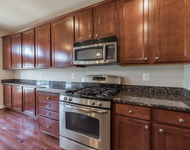 513 Girard Street - Photo Thumbnail 4