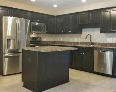 100 Burr Oak Circle S - Photo Thumbnail 5