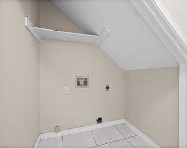 2432 Roundabout Ln - Photo Thumbnail 9