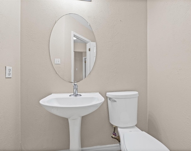 2432 Roundabout Ln - Photo Thumbnail 8