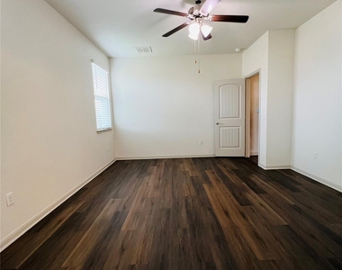 16901 Aventura Ave - Photo Thumbnail 9