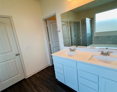 16901 Aventura Ave - Photo Thumbnail 11