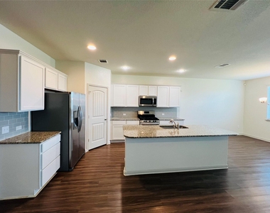 16901 Aventura Ave - Photo Thumbnail 13