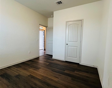16901 Aventura Ave - Photo Thumbnail 4