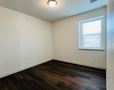16901 Aventura Ave - Photo Thumbnail 3