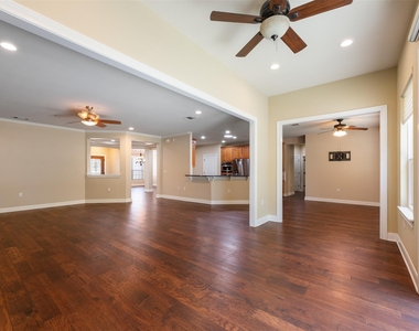 202 River Rock Dr - Photo Thumbnail 9
