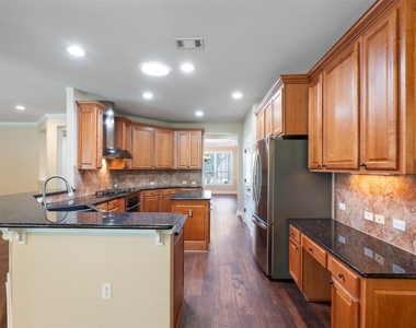 202 River Rock Dr - Photo Thumbnail 11