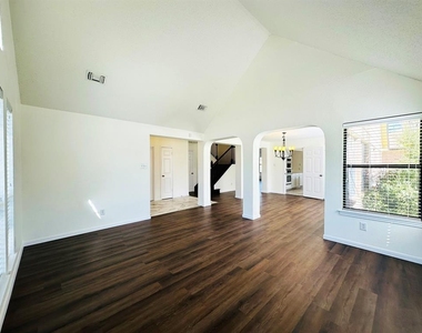 306 Applewood Dr - Photo Thumbnail 2
