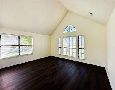 306 Applewood Dr - Photo Thumbnail 3