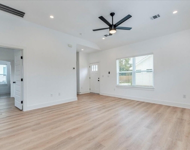 525 S Main St - Photo Thumbnail 4
