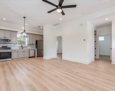 525 S Main St - Photo Thumbnail 3