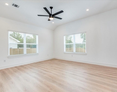 525 S Main St - Photo Thumbnail 5
