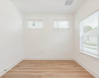 525 S Main St - Photo Thumbnail 17