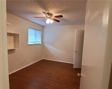 8810 Clearbrook Trl - Photo Thumbnail 5