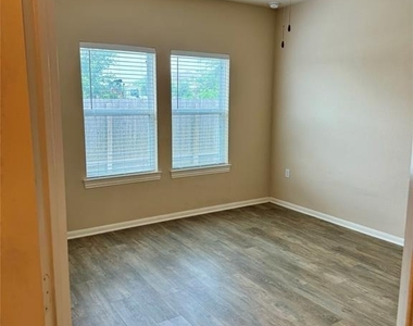 3301 Stirrat St - Photo Thumbnail 2