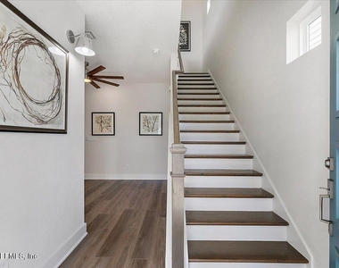 459 Crestview Drive - Photo Thumbnail 3