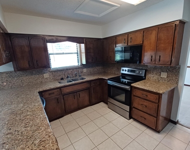 2295 Foxwood Drive - Photo Thumbnail 7