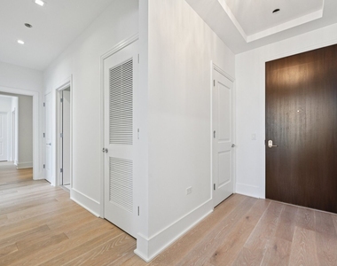 363 E Wacker Drive - Photo Thumbnail 2