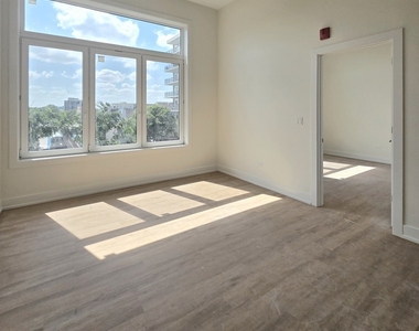 1537 N Orleans Avenue - Photo Thumbnail 4
