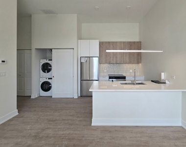 1537 N Orleans Avenue - Photo Thumbnail 2