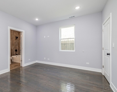 6334 S Langley Avenue - Photo Thumbnail 9
