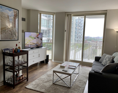 645 N Kingsbury Street - Photo Thumbnail 4