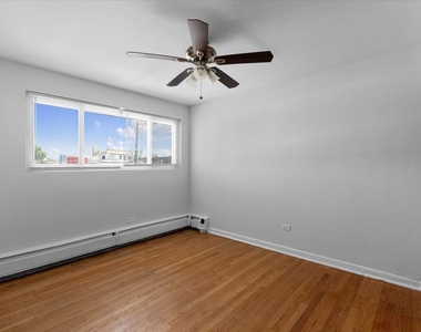 6715 N Hermitage Avenue - Photo Thumbnail 4