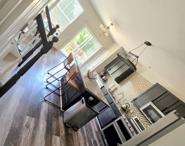 208 Comstock Drive - Photo Thumbnail 5